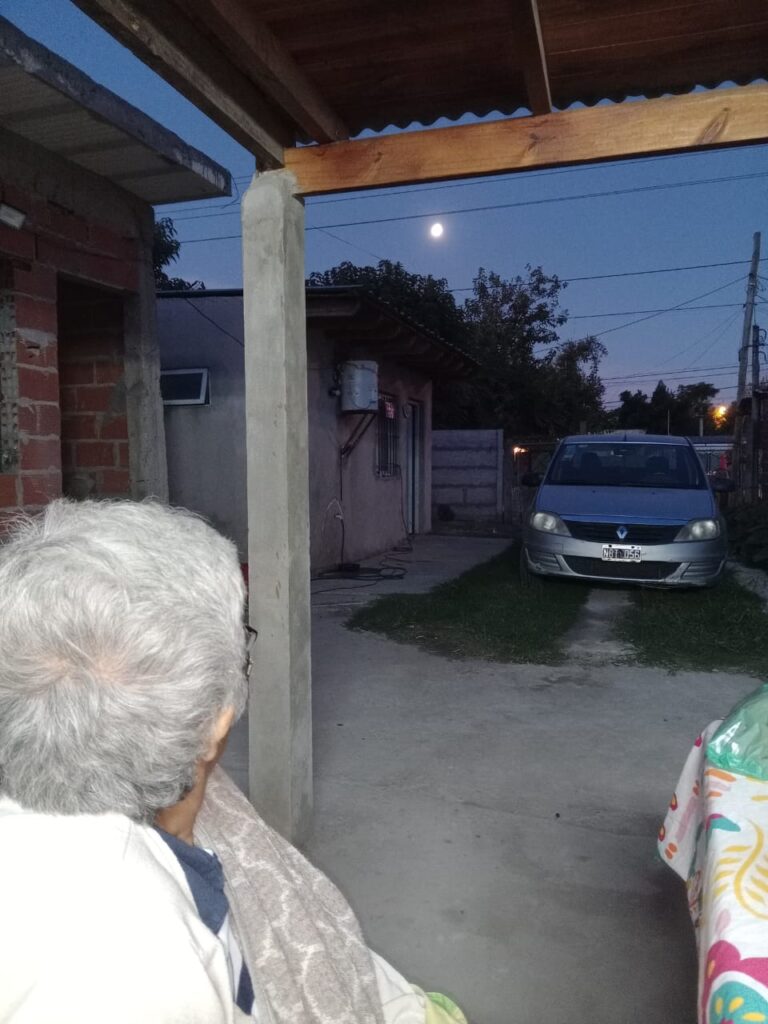 Mamá mirando la luna